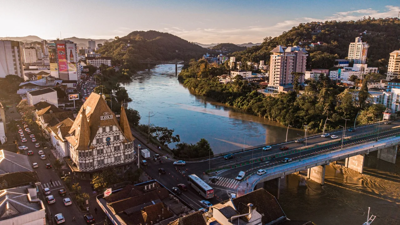 Blumenau lidera valorização em SC: o plano digital para transformar novos lançamentos em VGV
