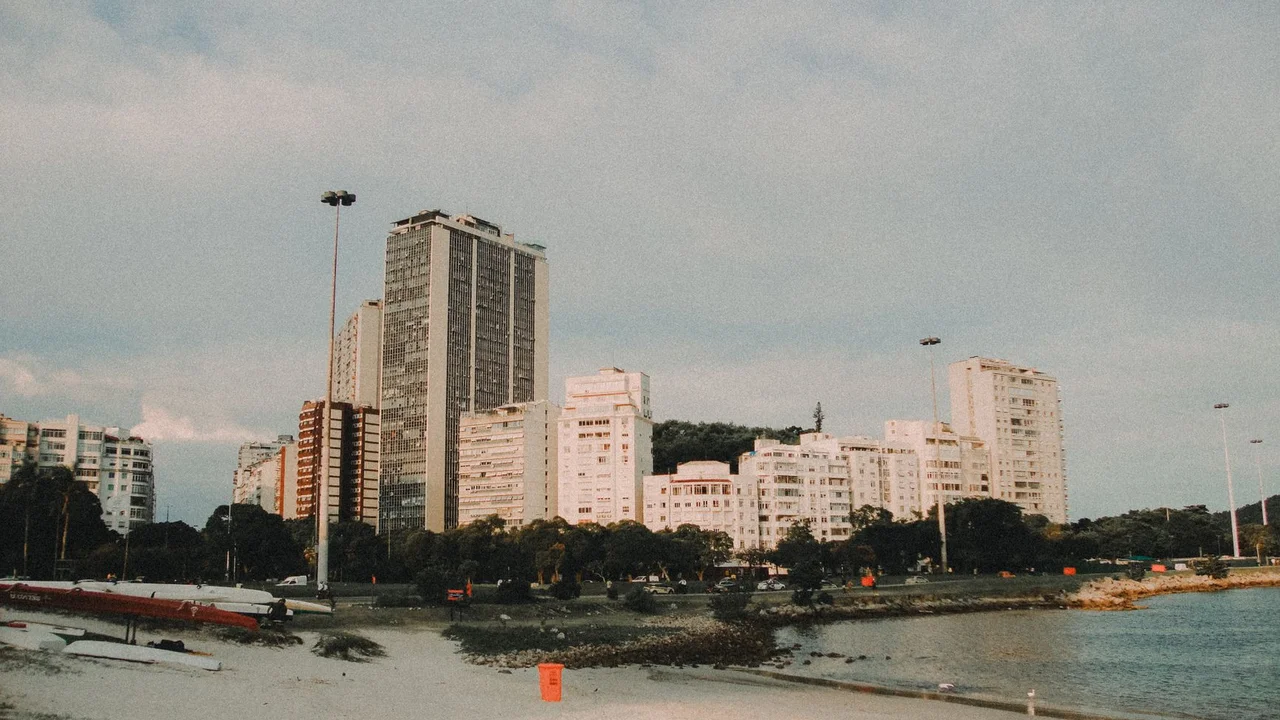 3,7 Mil Moradias no Centro do Rio: O Guia Prático para Gerar VGV com a Nova Onda de Retrofits e Investidores