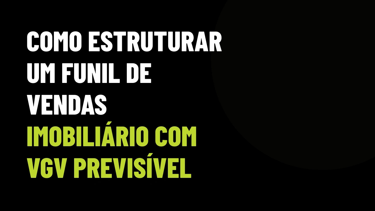 Diretor comercial e corretores analisando métricas de funil de vendas e previsão de VGV no escritório imobiliário