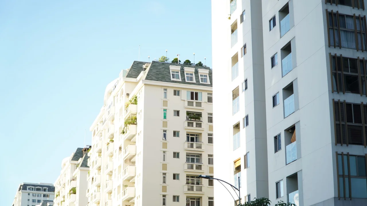 Condomínio Pode Vetar Airbnb? Como 39% de Apoio à Proibição Ameaça a Venda de Studios e o Seu VGV