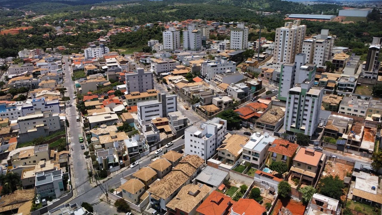 Crédito regional sob medida: como o atendimento bancário local destrava contratos que os bancões travam