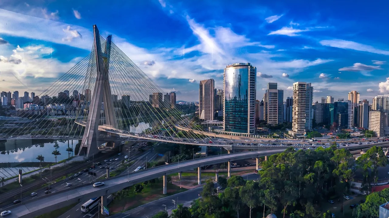 IA da Accor mapeou 10 cidades para novos hotéis: o mapa que o corretor do interior precisa usar antes da concorrência