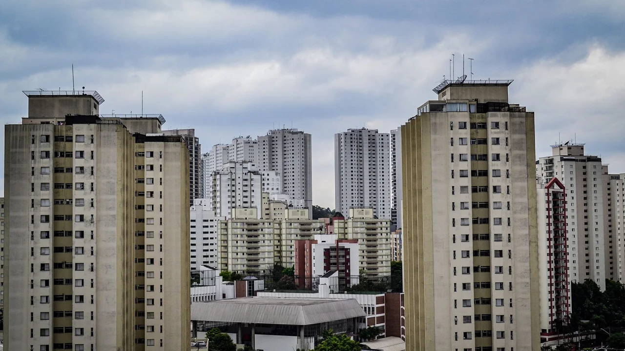 Leilão da Caixa com até 67% de desconto: como transformar deságio em esteira digital de captação de investidores