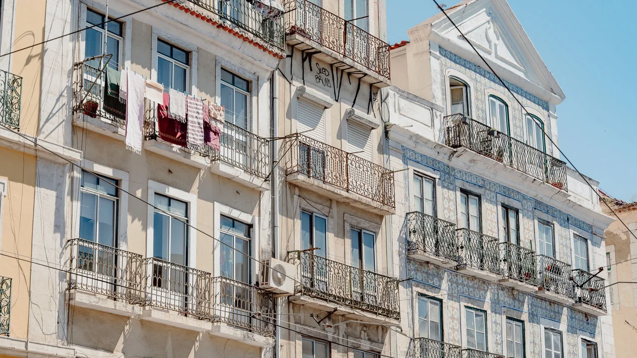 Lisboa liga o alerta de risco imobiliário: o corretor que não registrar tudo no WhatsApp e no CRM vai pagar a conta