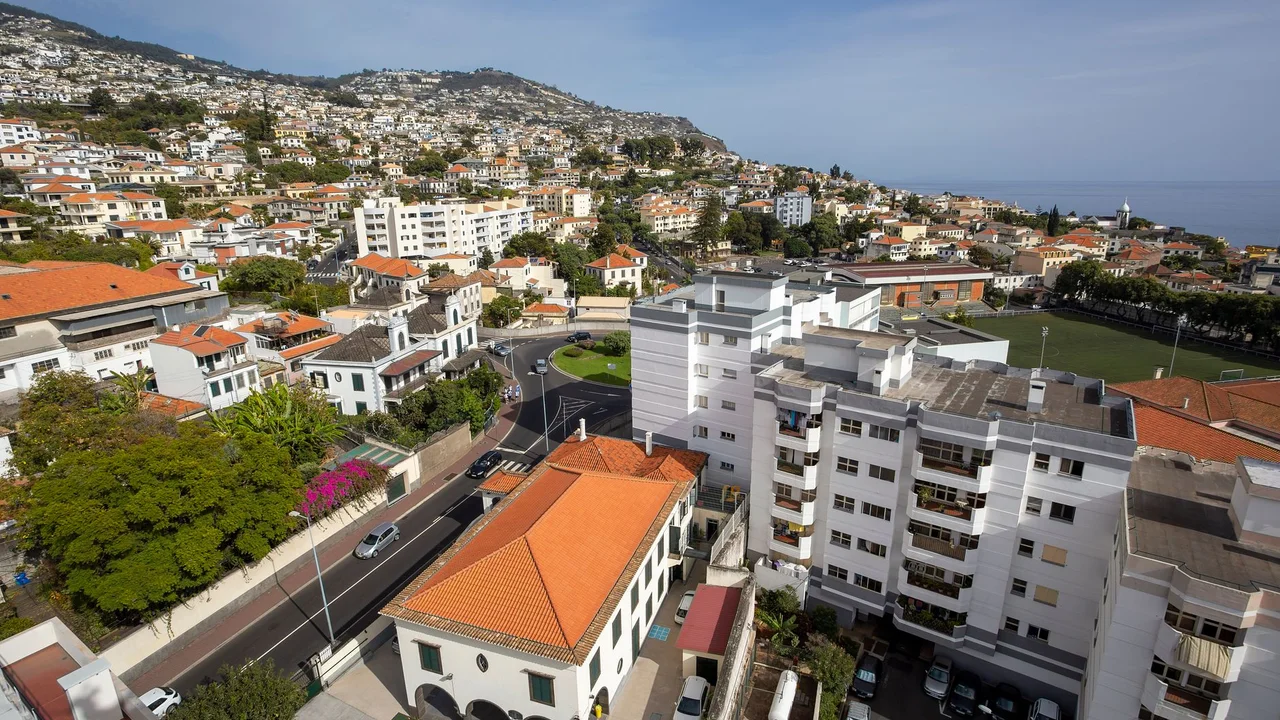 Madeira investe € 175 milhões em habitação acessível sem frear o aluguel de temporada: o que o corretor brasileiro precisa aprender com isso