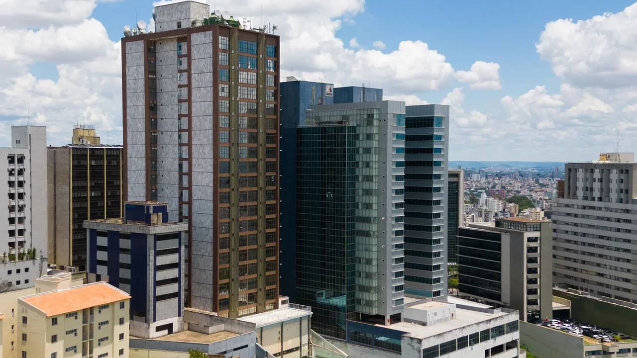 A Máquina de Engajamento Político nas Redes: O Que Imobiliárias Devem Aprender para Vender Imóveis Sem Gastar Rios de Dinheiro