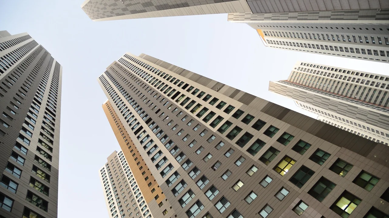 Cenário arquitetônico e imobiliário contemporâneo