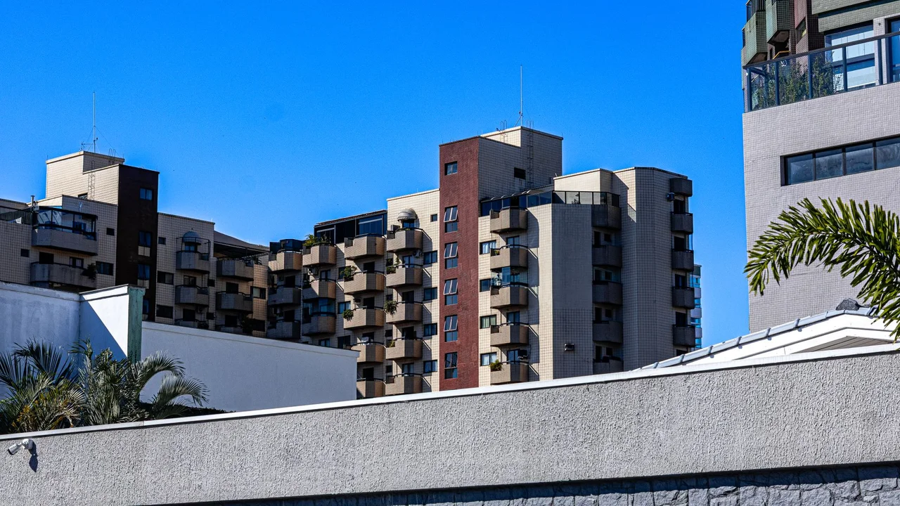 Meta Ads na mira da Justiça: impulsionar ataques a concorrentes gera multas pesadas para imobiliárias
