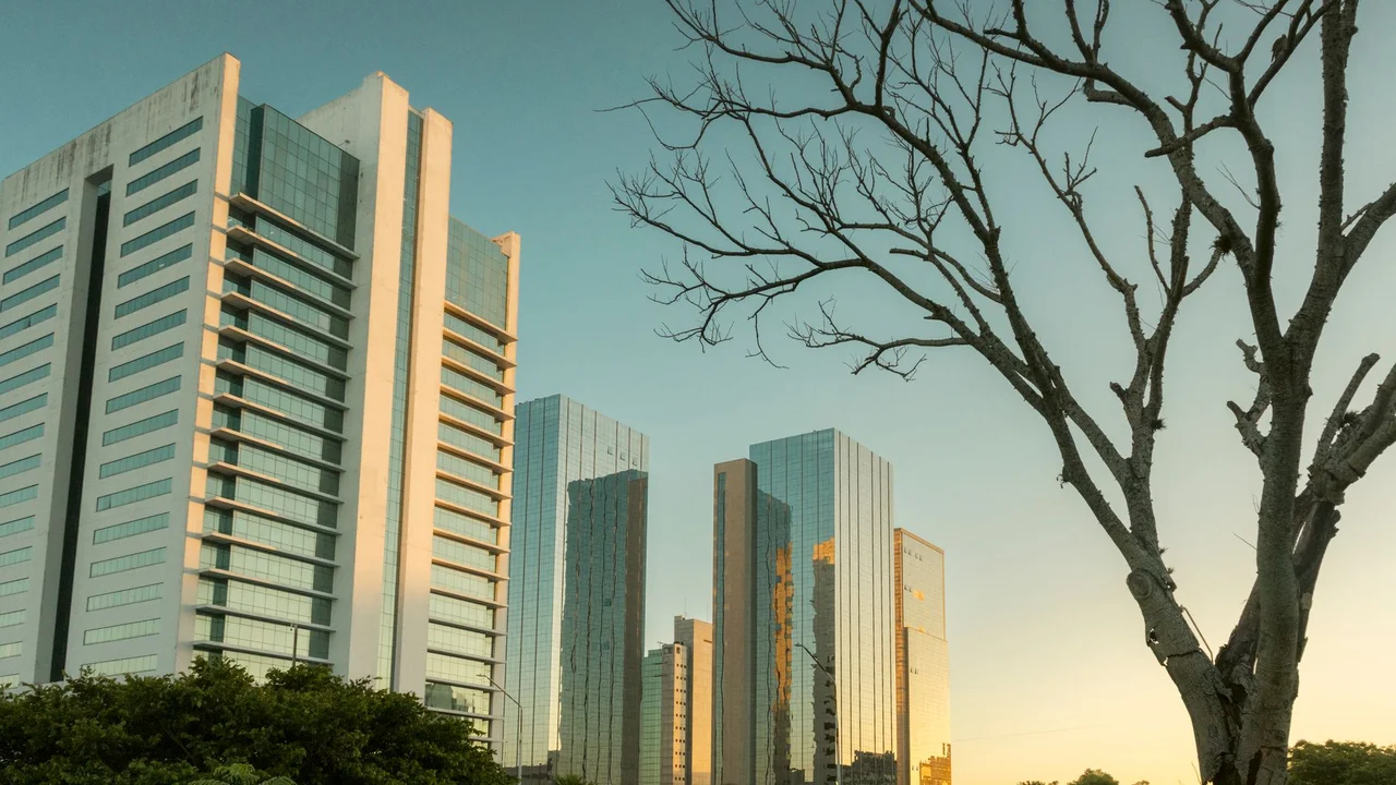 Estoque em Alta e Vendas em Queda em Porto Alegre: Como Converter o Excesso de Lançamentos em Fechamento de VGV