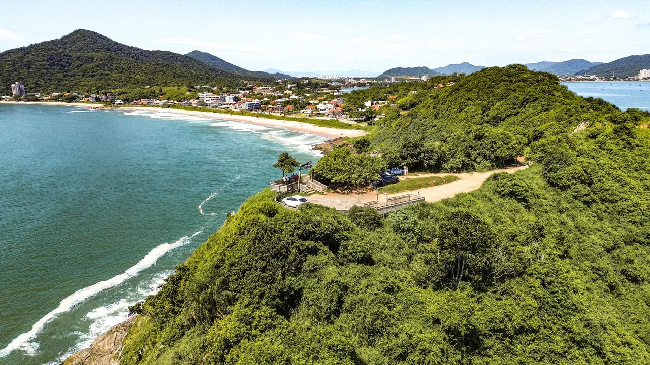 Vista aérea da orla de Itajaí e região da Praia Brava, Santa Catarina