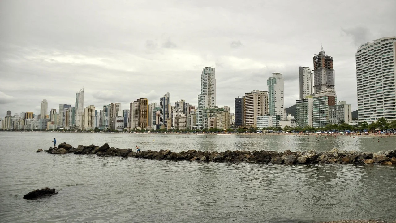 Imóveis de R$ 33 milhões onde prédios são proibidos: a virada do ultraluxo que redefine o VGV