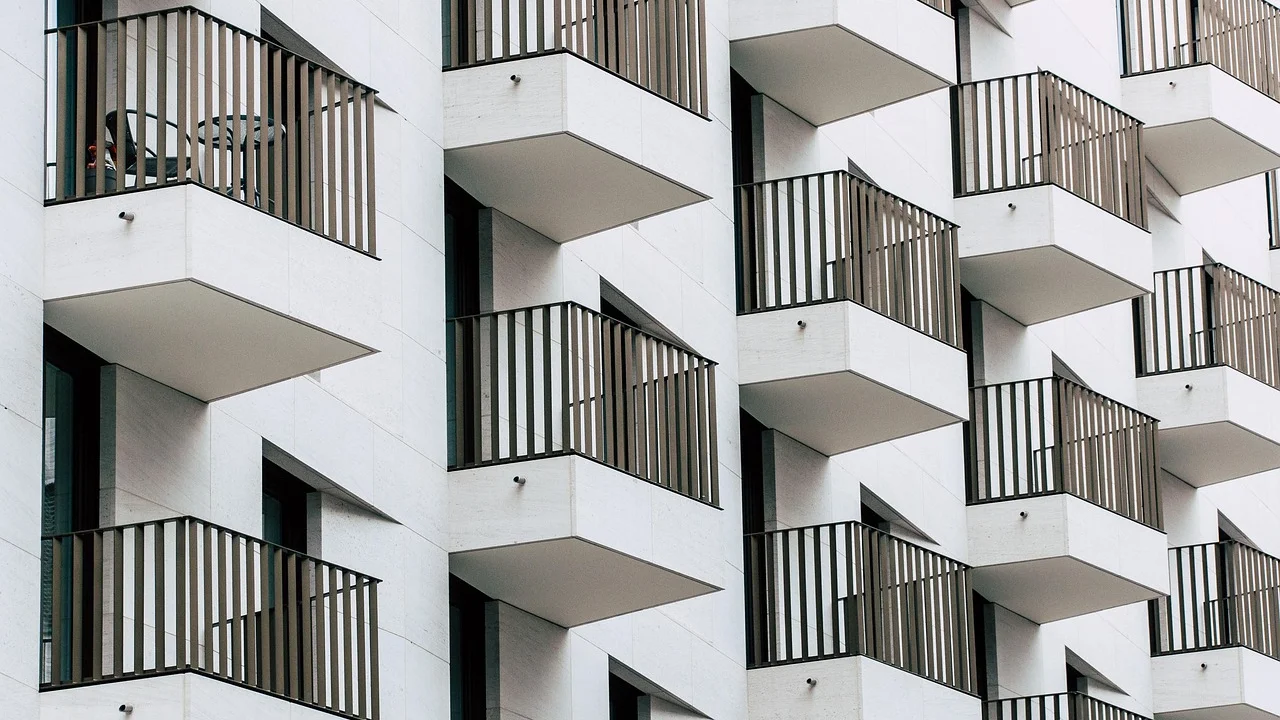Cenário arquitetônico e imobiliário contemporâneo