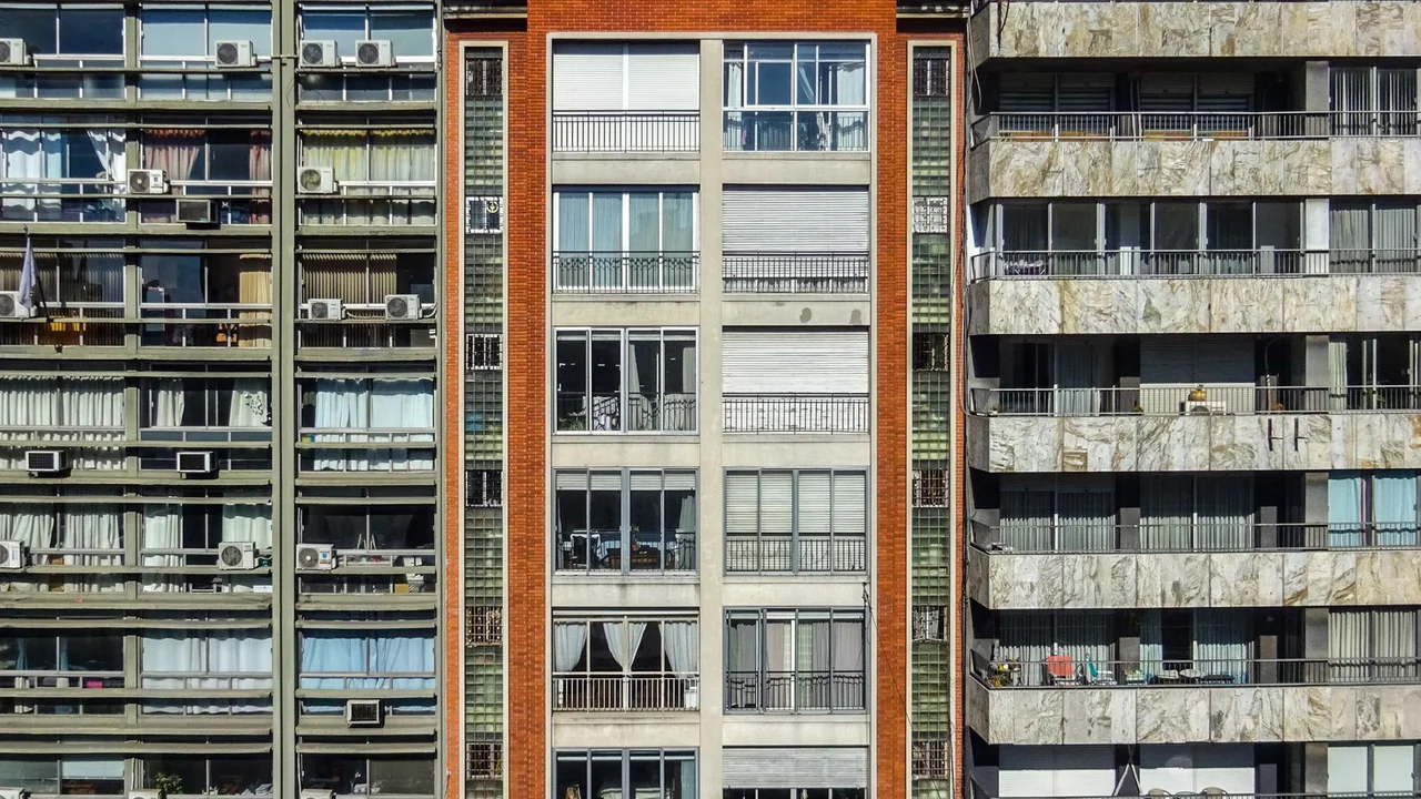 Retrofit e Revitalização: Como Faturar Alto com Imóveis Antigos sem Depender de Lançamento na Planta