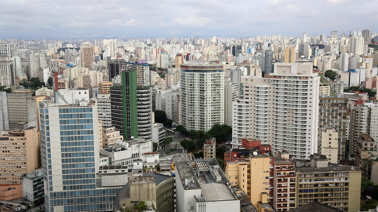 Cenário arquitetônico e imobiliário contemporâneo