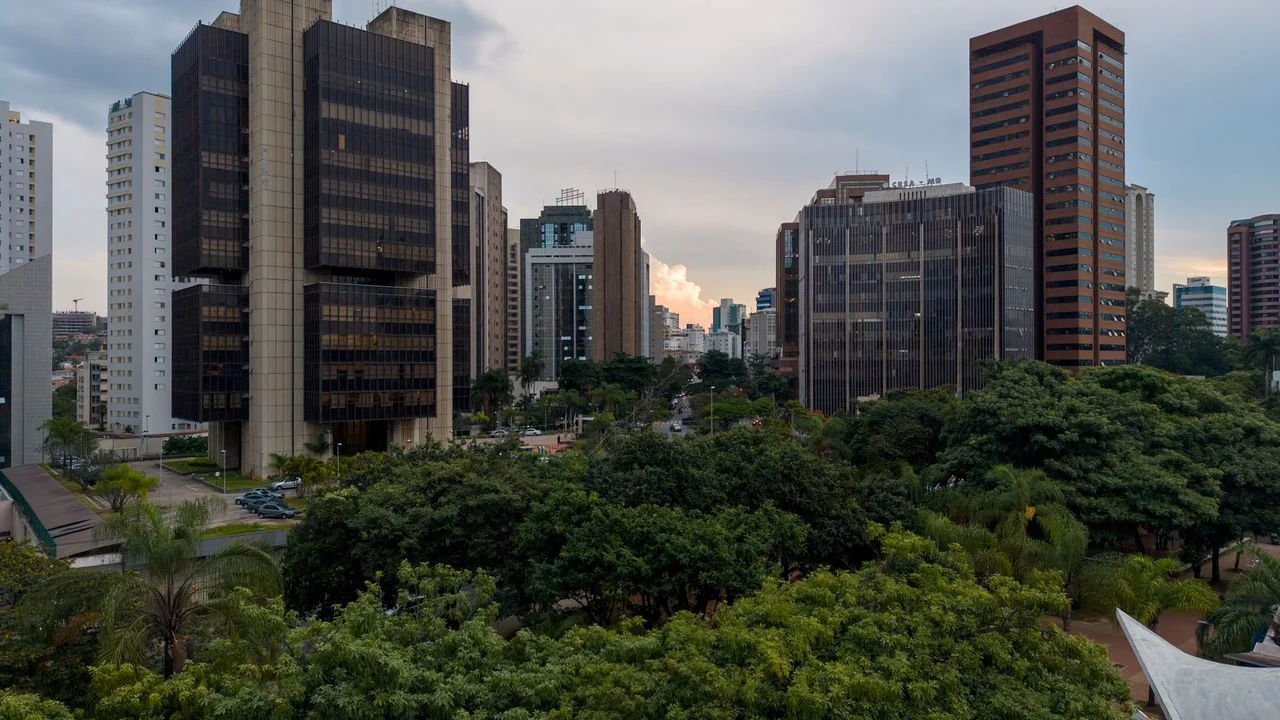 Aerial view of modern skyscrapers and lush greenery in Belo Horizonte, highlighting the city's urban landscape.