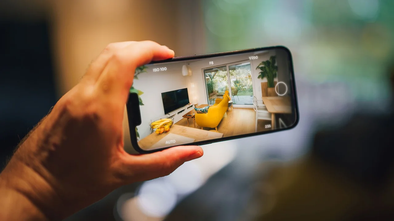 Live de lançamento sem pagar estúdio em dólar: software brasileiro gratuito transforma o celular do corretor em estúdio de TV